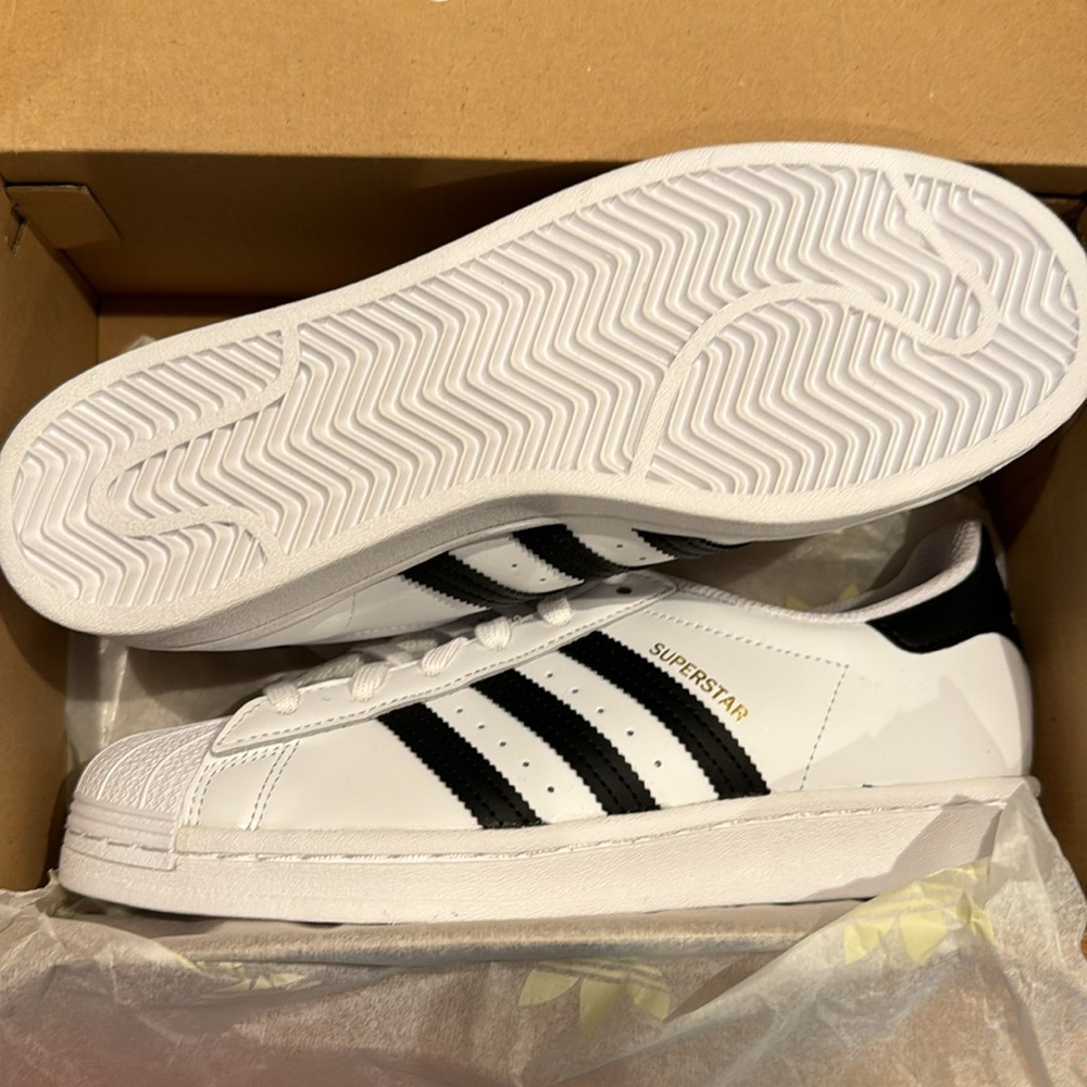 Adidas Superstar W - NWT - size 7 - Picture 4 of 5